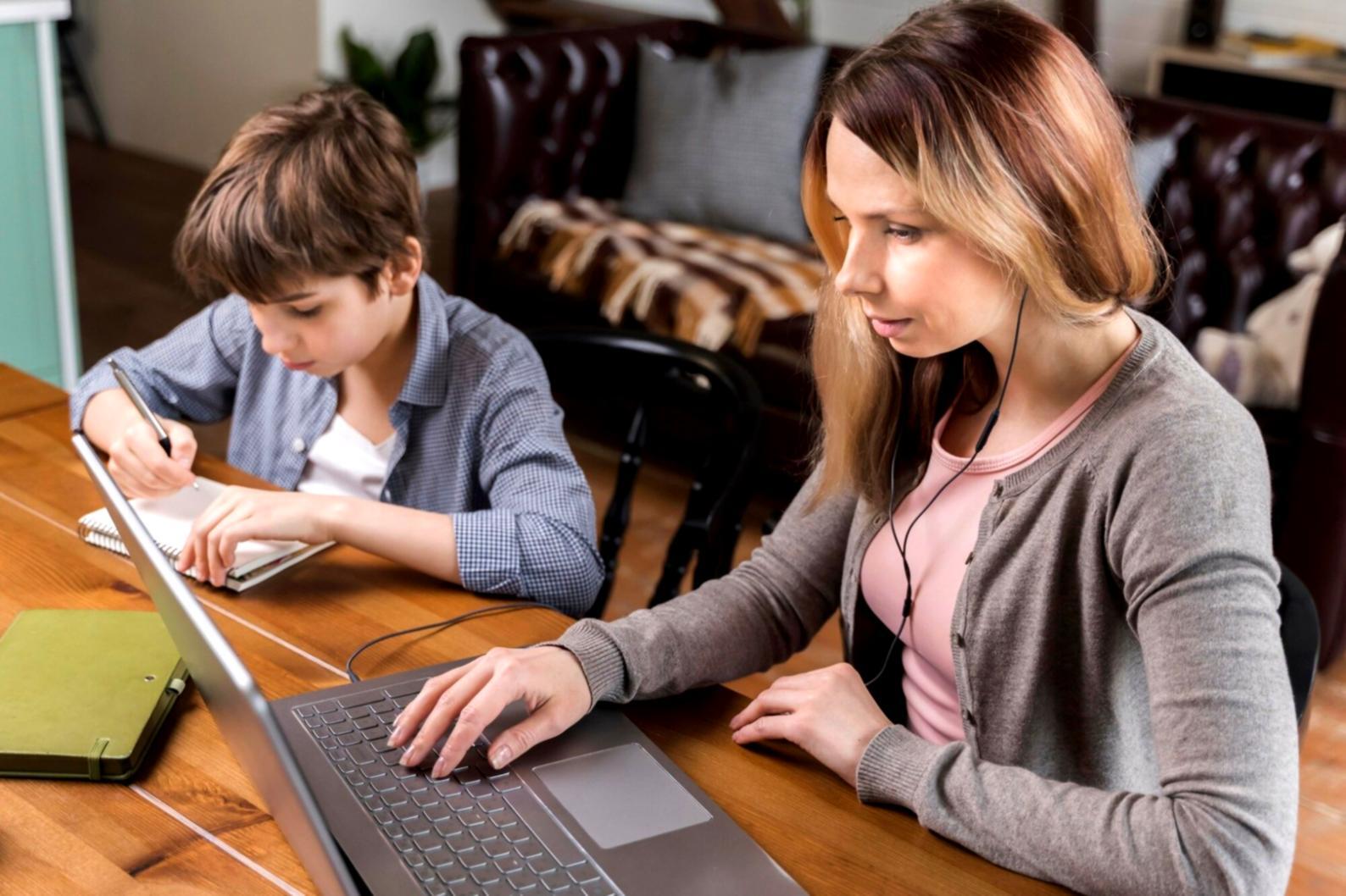 Environnement de formation moderne avec ordinateurs et documents budgétaires